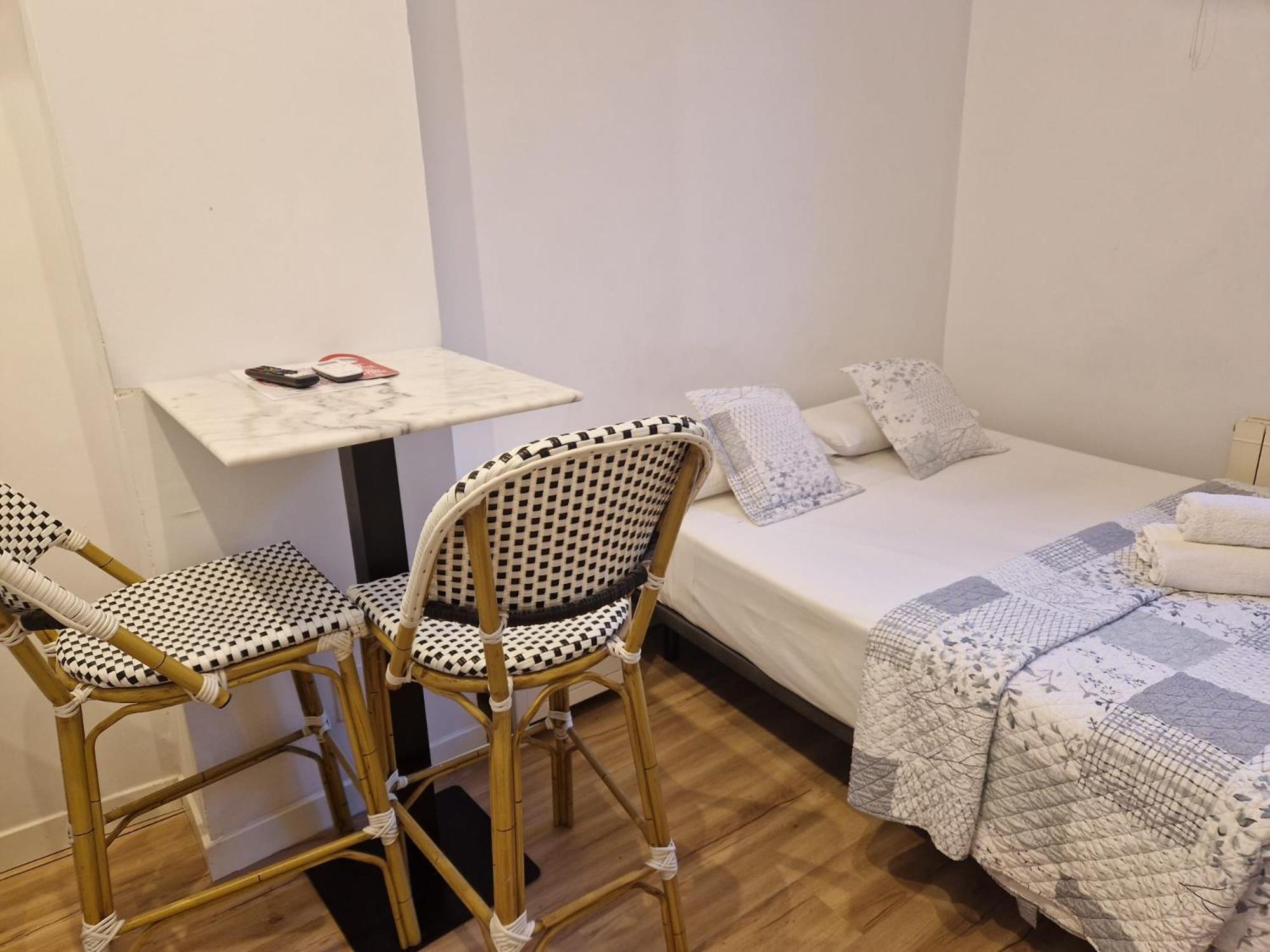 Hostal Andrea Sol Madrid Exteriör bild